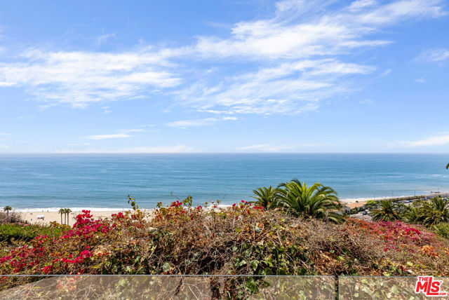200 ARNO Way, Pacific Palisades CA: https://media.crmls.org/mediaz/ecede64a-3ef2-4f2d-876e-41b184a6f76f.jpg