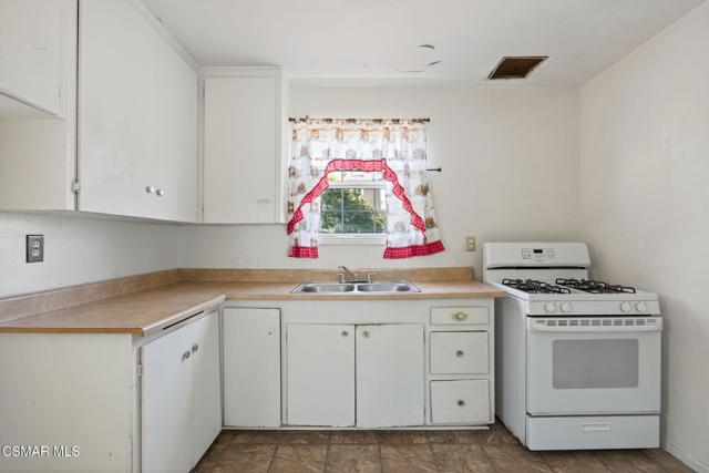 342 E Hemlock Street, Oxnard CA: https://media.crmls.org/mediaz/ecedf090-4e96-43d7-9b6c-b8a3893ffb9c.jpg