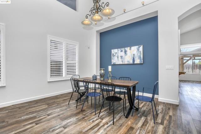 1212 landover, Brentwood CA: https://media.crmls.org/mediaz/ecee3ccf-928e-4bc8-9d0f-f87374c44976.jpg