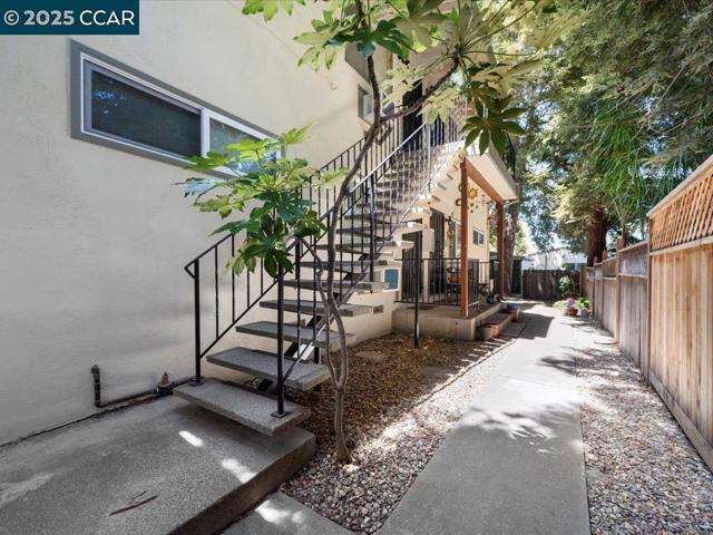 221 Green St, Martinez CA: https://media.crmls.org/mediaz/ecee4aef-9259-4ff7-b287-ba52da5e6355.jpg