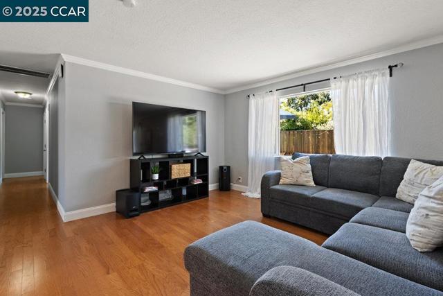 5494 Haussner Dr, Concord CA: https://media.crmls.org/mediaz/ecee6136-a788-4dd5-94e6-edb28937f0bb.jpg