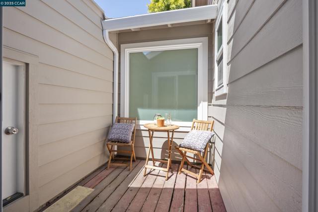 39 Crane Ct, Alameda CA: https://media.crmls.org/mediaz/eceeac98-abe4-44f1-9d89-fb752e233c24.jpg