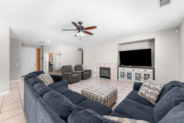 80722 Diamondback Trail, Indio CA: https://media.crmls.org/mediaz/eceeef66-1127-44e0-89c8-eafd53eea637.jpg