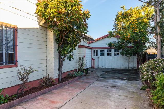 3014 Coolidge Avenue, Oakland CA: https://media.crmls.org/mediaz/ecef038b-3c0c-4ed5-a39e-a3f381e5b1f6.jpg