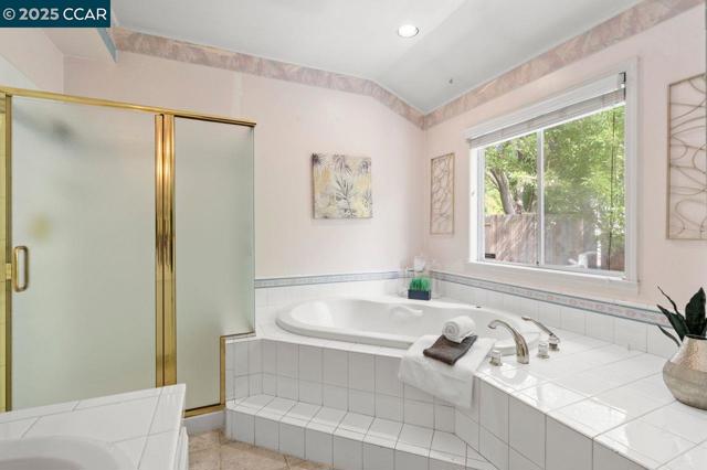 2401 Casa Way, Walnut Creek CA: https://media.crmls.org/mediaz/ecef1b60-e19c-458f-9af0-dbb8d7880a0d.jpg