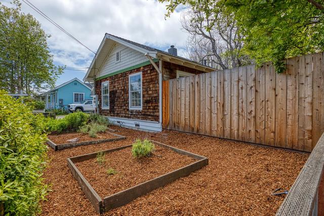 723 Pine Street, Santa Cruz CA: https://media.crmls.org/mediaz/ecf016bb-856e-4f39-a3ca-cc6b8cb8518b.jpg
