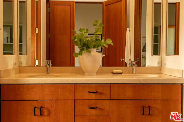416 Carroll Canal, Venice CA: https://media.crmls.org/mediaz/ecf0ce8f-36f7-45aa-86b1-1c5ff1811ea1.jpg