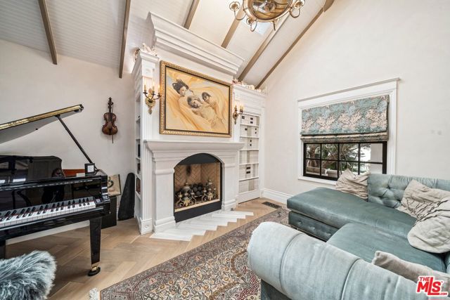 2116 3rd Street, Santa Monica CA: https://media.crmls.org/mediaz/ecf0ecef-3538-4c73-966a-db47edf3a78a.jpg