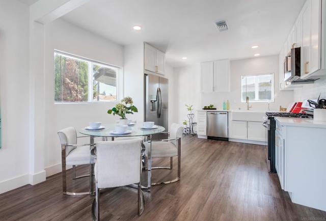 1303 Center Ave, Oceanside CA: https://media.crmls.org/mediaz/ecf1038f-1f02-4e63-b219-4808294f9789.jpg