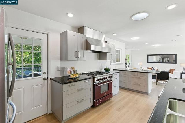 122 Stein Way, Orinda CA: https://media.crmls.org/mediaz/ecf1d375-3825-4085-9715-6dc0de48e643.jpg