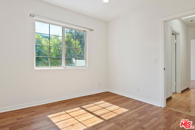 1710 Santa Paula Place, Glendale CA: https://media.crmls.org/mediaz/ecf27ace-96ff-42d3-84be-922401d6d266.jpg