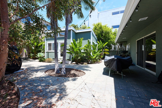 607 Ashland Avenue, Santa Monica CA: https://media.crmls.org/mediaz/ecf38c27-c074-490c-b1b5-ac416ac9cfed.jpg