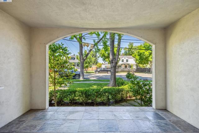 628 Saint Mary St, Pleasanton CA: https://media.crmls.org/mediaz/ecf3a90d-71e7-4035-848c-09b8e6203701.jpg