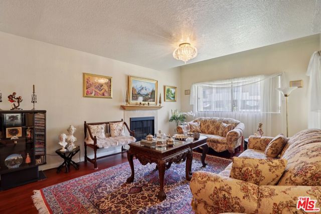 21620 Burbank Boulevard, Woodland Hills CA: https://media.crmls.org/mediaz/ecf40e61-e183-4054-a3f9-a331af98460d.jpg