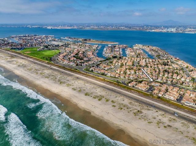 12 Mardi Gras Rd, Coronado CA: https://media.crmls.org/mediaz/ecf4d0d2-b29b-44bd-be5d-3f34cfb5c677.jpg