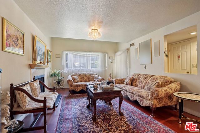 21620 Burbank Boulevard, Woodland Hills CA: https://media.crmls.org/mediaz/ecf4f6fe-94c9-49d8-8786-10fdb9a935d8.jpg
