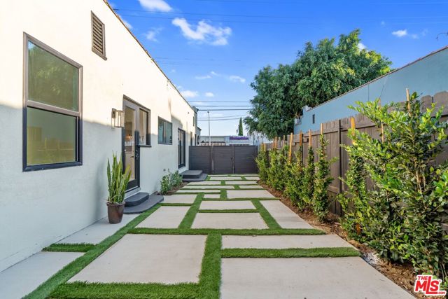 7957 Fountain Avenue, West Hollywood CA: https://media.crmls.org/mediaz/ecf61b86-39a3-48f0-af57-787c6e8e5f3b.jpg