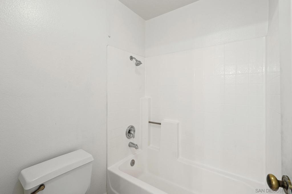 https://media.crmls.org/mediaz/ecf64680-3754-416c-a749-388401e2de2f.jpg?preset=X-Large