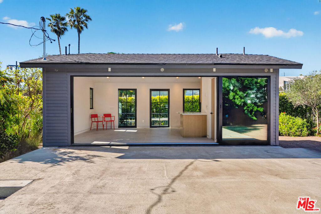 https://media.crmls.org/mediaz/ecf6f47d-6b58-45ad-b396-32ec7e6f458c.jpg?preset=X-Large