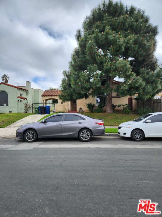 3318 W 75th Street Los Angeles, California Priced to sell! Spacious 2 bedroom home with a separate dining area and kitchen. Laundry room off kitchen. Bathroom has some upgrades. Large patio overlooking a spacious yard. Long driveway for parking with a detached garage. Home borders Inglewood