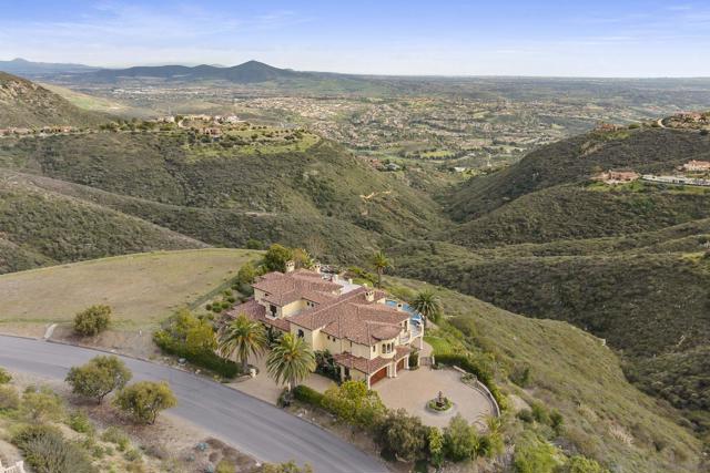 18233 Via Ambiente, Rancho Santa Fe CA: https://media.crmls.org/mediaz/ecf7ea36-3be8-47cd-a9a0-efdb5298dae6.jpg