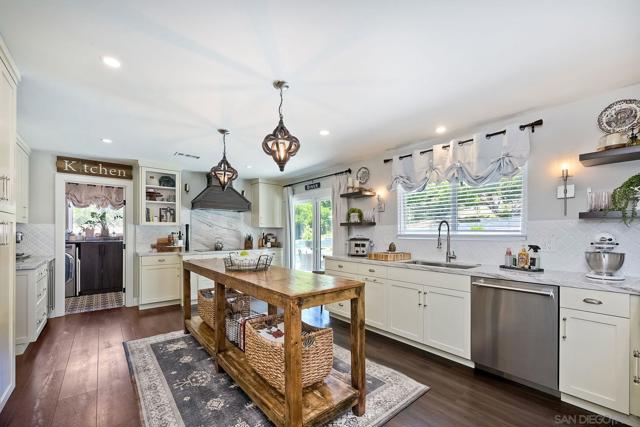 660 Via Rancho Pkwy, Escondido CA: https://media.crmls.org/mediaz/ecf838d3-c0ce-4c90-9fbd-9364d9a6252c.jpg