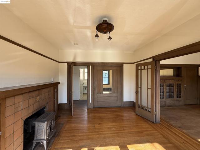 3999 Clarke, Oakland CA: https://media.crmls.org/mediaz/ecf905a9-67a5-4ff8-8f56-fdc2051b3aca.jpg