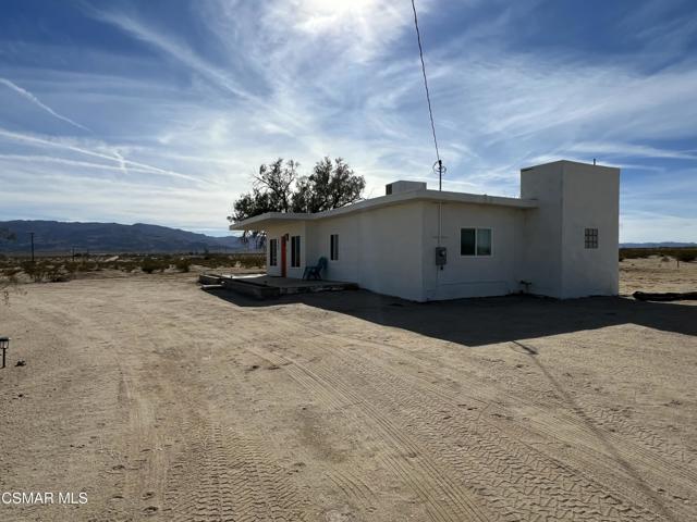 3904 Agua Avenue, 29 Palms CA: https://media.crmls.org/mediaz/ecf98b21-173e-4842-8452-6973d1031732.jpg