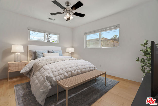 119 Paloma Avenue, Venice CA: https://media.crmls.org/mediaz/ecf9b258-db56-4138-8b63-66412aad724b.jpg