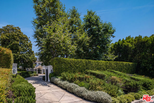 130 S Cliffwood Avenue, Los Angeles CA: https://media.crmls.org/mediaz/ecf9c387-87ad-417d-be7d-a90f9a45891d.jpg