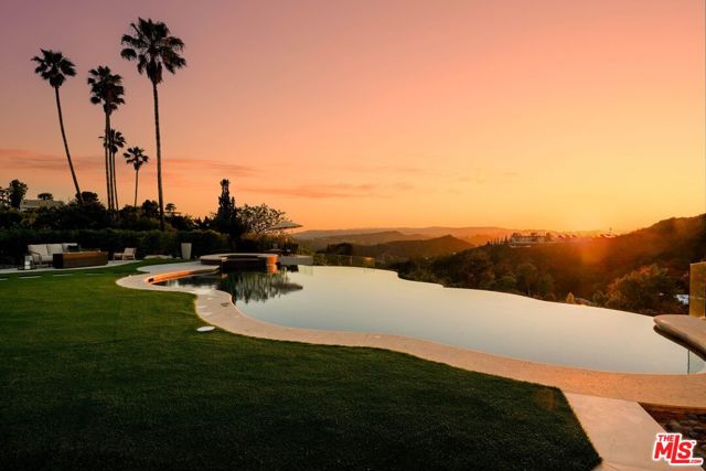 455 Castle Place, Beverly Hills CA: https://media.crmls.org/mediaz/ecfb2de0-7969-4351-bab7-523e3f138107.jpg