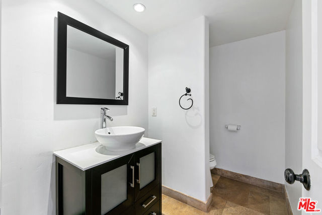 30630 Morning View Drive, Malibu CA: https://media.crmls.org/mediaz/ecfb672e-11e3-4f31-a26b-eed52ea44c7b.jpg