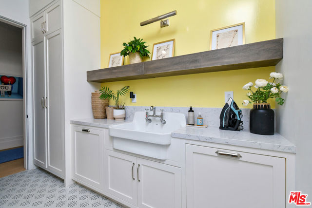 416 21st Place, Santa Monica CA: https://media.crmls.org/mediaz/ecfd3147-a5bc-455b-abec-81f831328331.jpg