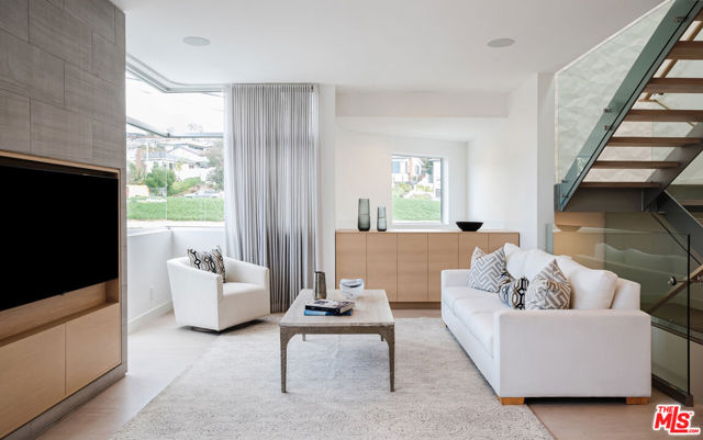 532 6th Street, Manhattan Beach CA: https://media.crmls.org/mediaz/ecfd4657-e3f5-4459-a27b-6ace30f68a2b.jpg