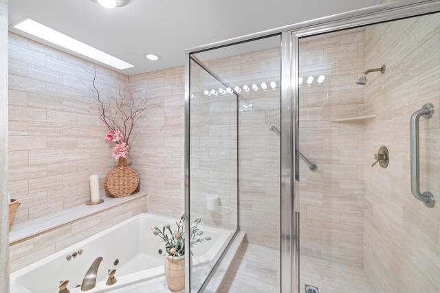212 S Kavenish Drive, Rancho Mirage CA: https://media.crmls.org/mediaz/ecfd8ca6-aa67-4441-a14f-fa5b026c5dd9.jpg