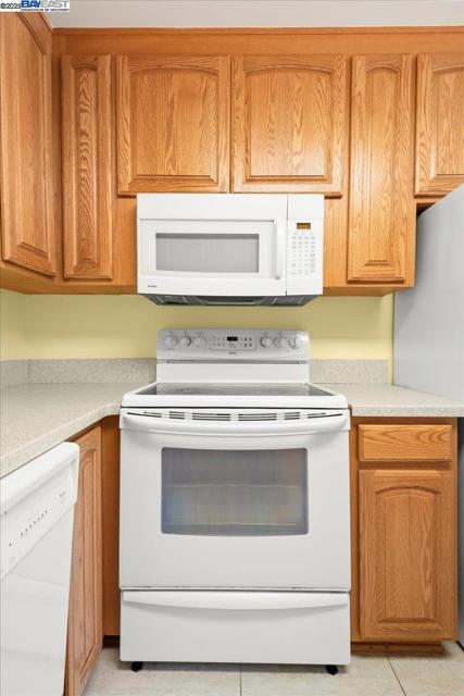 2133 Santa Clara Ave, Alameda CA: https://media.crmls.org/mediaz/ecfdc4f5-e6bc-4251-bd2f-02be74147dc7.jpg