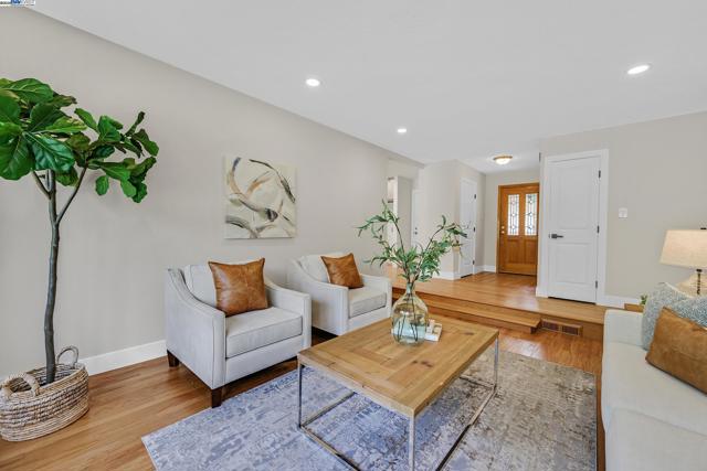 5041 Golden Rd, Pleasanton CA: https://media.crmls.org/mediaz/ecfe61e6-4468-4545-83b5-5e399863d517.jpg