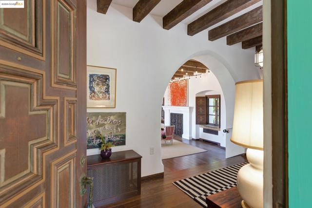 6801 Estates Dr, Oakland CA: https://media.crmls.org/mediaz/ecff6ed3-213b-4deb-93eb-18ccac032c13.jpg