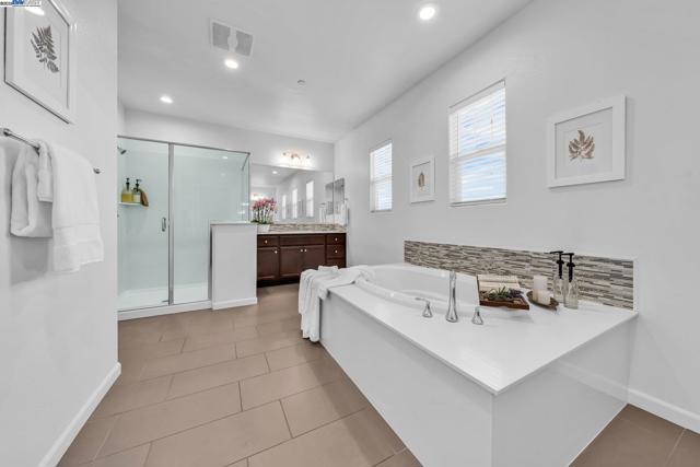 2305 Augusta Ave, Tracy CA: https://media.crmls.org/mediaz/ed0027c3-0b01-4eac-9373-fc2d0ee3fe1c.jpg