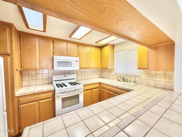 Detail Gallery Image 5 of 39 For 272 Cahuenga Dr, Oxnard,  CA 93035 - 3 Beds | 2 Baths