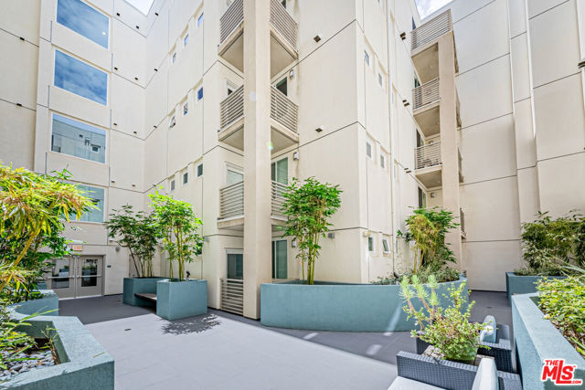 436 S Virgil Avenue, Los Angeles CA: https://media.crmls.org/mediaz/ed021015-e23f-489e-989c-3a3fbd1278e1.jpg
