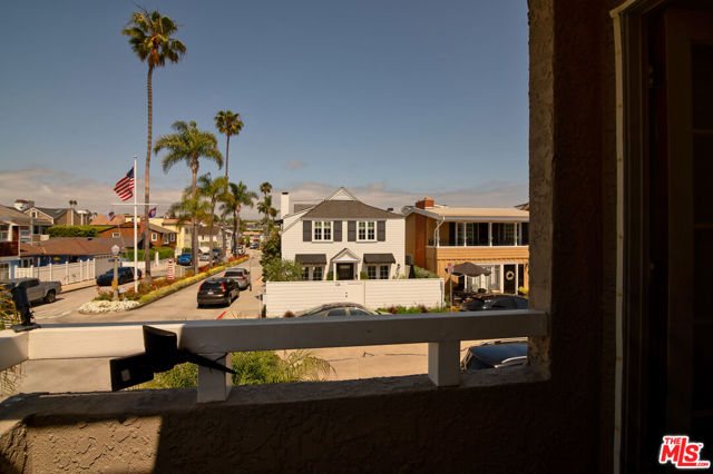 127 Abalone Avenue, Newport Beach CA: https://media.crmls.org/mediaz/ed026746-7750-4b9a-8d60-04e912ef8453.jpg