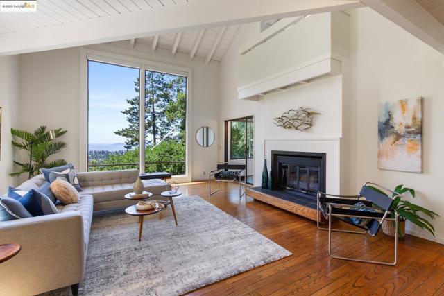 6766 Armour Dr, Oakland CA: https://media.crmls.org/mediaz/ed027268-f69a-4627-b3b9-111e58f39ef0.jpg