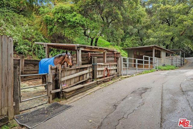 1809 Melhill Way, Los Angeles CA: https://media.crmls.org/mediaz/ed02e660-7920-4f03-a16e-9e8917b2be40.jpg