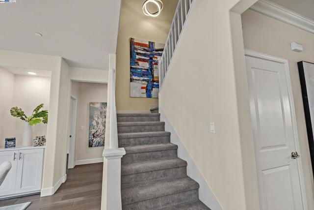 Image 21 of 55 For 382 Crestview Cir