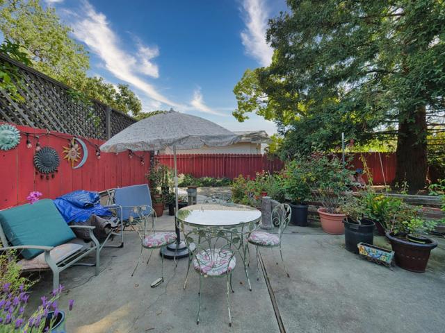 1105 Sanchez Way, Redwood City CA: https://media.crmls.org/mediaz/ed037b28-edab-4f9c-86e8-ef381499f3fa.jpg
