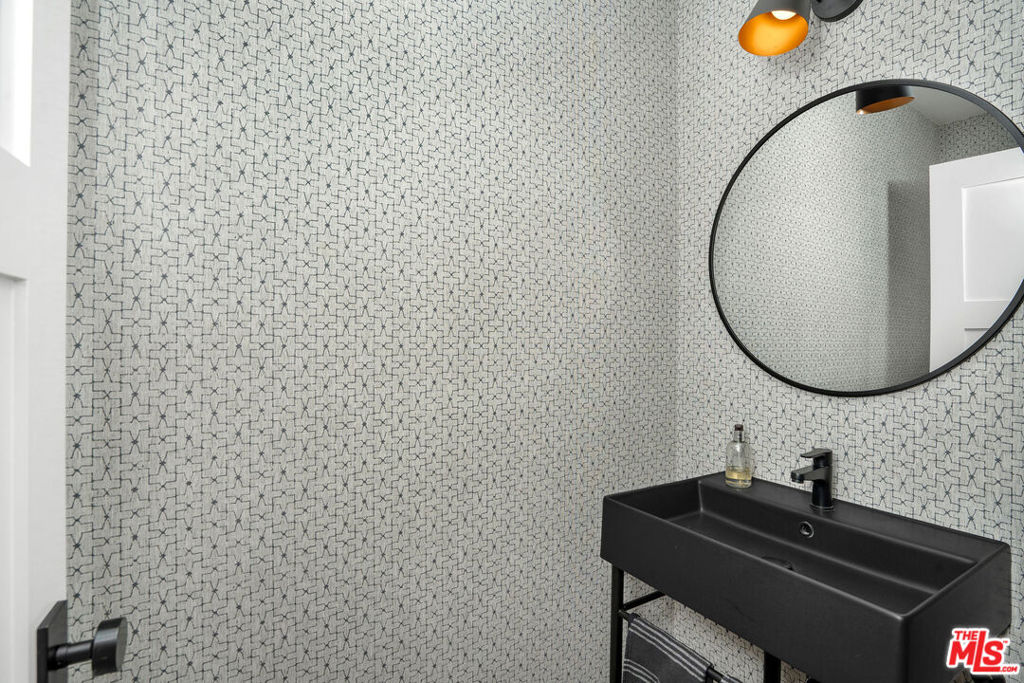 https://media.crmls.org/mediaz/ed03c5a8-b194-4ba0-aa11-e5fdc07d1b00.jpg?preset=X-Large