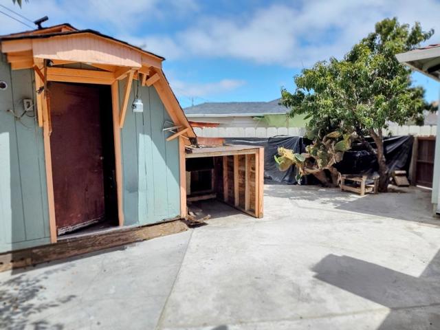 230 Paloma Avenue, Salinas CA: https://media.crmls.org/mediaz/ed04bfde-f918-4b53-a93f-e0019f11325c.jpg