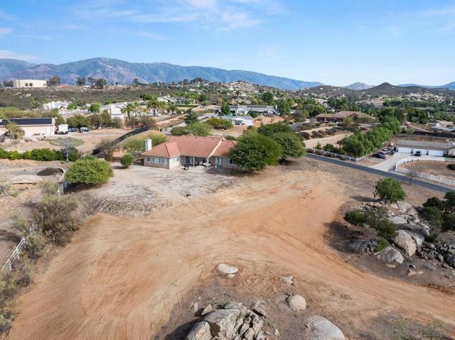 31252 North Star Way, Valley Center CA: https://media.crmls.org/mediaz/ed052d1a-8b77-4e3d-8d3e-291c37d327c4.jpg