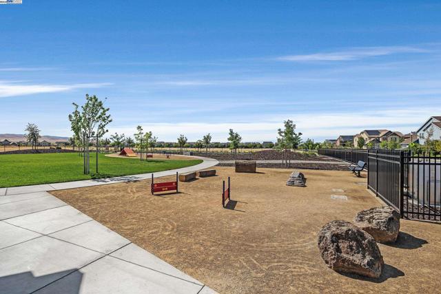 3838 Santa Fe Lane, Tracy CA: https://media.crmls.org/mediaz/ed05abed-1a8f-4e2f-94bc-87b89cdbe41b.jpg